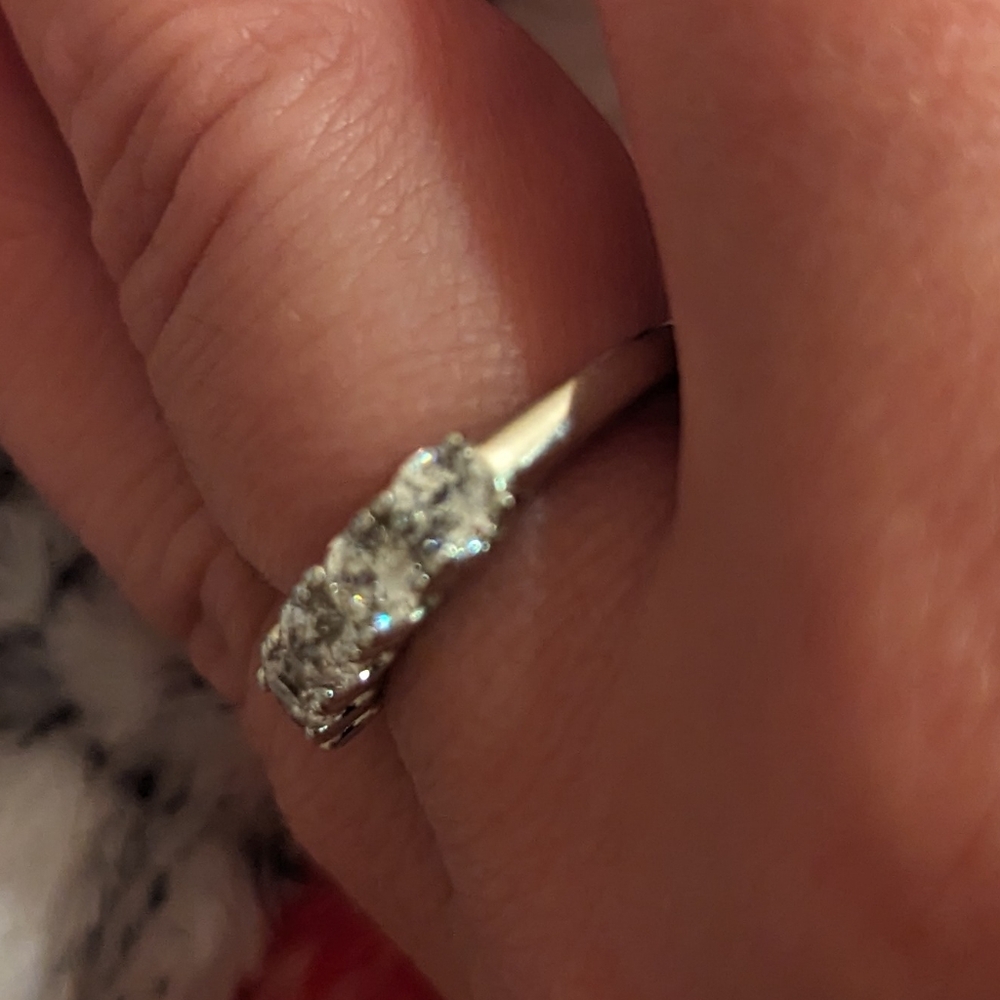925 sterling silver stamped ring with 5 CZ diamonds. - Picture 3 of 5
